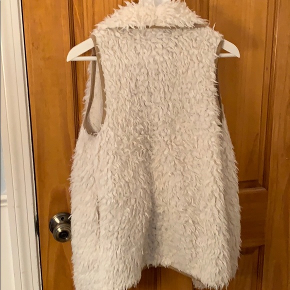 White fluffy vest - Picture 3 of 5